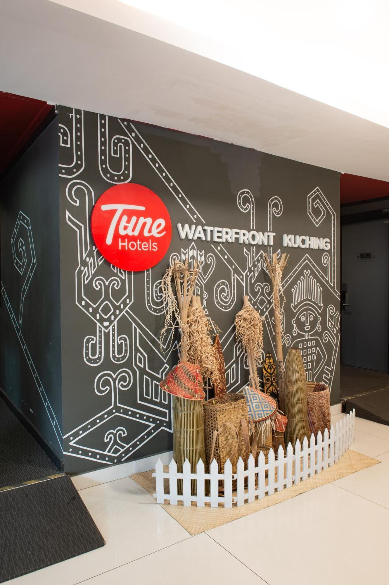 Tune Hotel - Waterfront Kuching Exterior foto